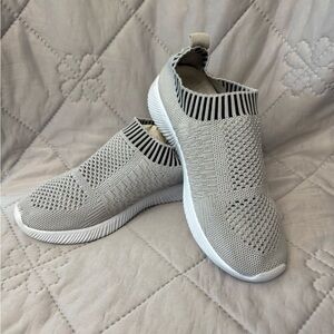 Stylish Gray Women's Slip-On Sneakers SIZE 5/35EU